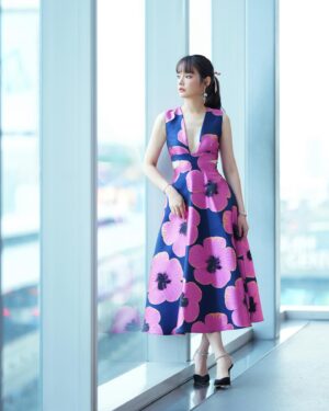 Chanidapa Pongsilpipat Instagram - Life is too short to be unhappy. 🌺 #มานะแมนgalapremiere
👗: @bchurunway #saulee #elizabethandjames