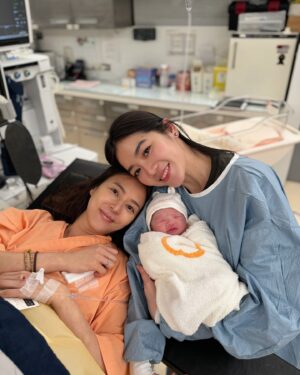 Chantel Liu Instagram - 每次生產都念南無觀世音菩薩，祈求母子均安。
以前生產順利，不代表我這次也會生產順利。以前孩子生下平安健康，不代表這次女兒依然會平安健康。即使超音波檢查一切都好，但還是要等到看見本人才會放心，很多狀況是產檢也沒有辦法看到的。新聞的事件，我都會把它們當成自己的經驗，一刻都不敢掉以輕心，因為它代表世界上就是會發生這種事。除了遵循醫生的指示之外，同時也要求菩薩保佑母子均安。這種擔憂之心，真的是為人母之後才知道的。

印光大師說：「若是女人，倘肯念佛，必無生產之痛苦。若平日不知念佛之女人，臨產極苦，倘肯志誠念南無觀世音菩薩，決定立刻安然而生。」

自然產的好處就是，醫生處理完傷口，就可以坐在產檯上拍照了！