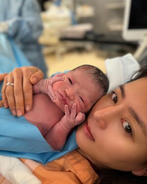 Chantel Liu Instagram - 每次生產都念南無觀世音菩薩，祈求母子均安。
以前生產順利，不代表我這次也會生產順利。以前孩子生下平安健康，不代表這次女兒依然會平安健康。即使超音波檢查一切都好，但還是要等到看見本人才會放心，很多狀況是產檢也沒有辦法看到的。新聞的事件，我都會把它們當成自己的經驗，一刻都不敢掉以輕心，因為它代表世界上就是會發生這種事。除了遵循醫生的指示之外，同時也要求菩薩保佑母子均安。這種擔憂之心，真的是為人母之後才知道的。

印光大師說：「若是女人，倘肯念佛，必無生產之痛苦。若平日不知念佛之女人，臨產極苦，倘肯志誠念南無觀世音菩薩，決定立刻安然而生。」

自然產的好處就是，醫生處理完傷口，就可以坐在產檯上拍照了！