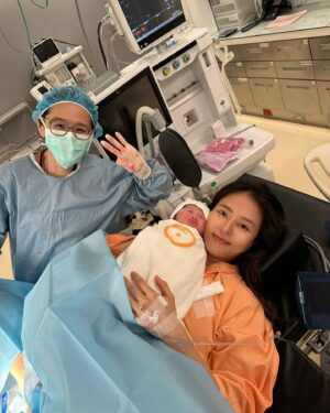 Chantel Liu Instagram - 每次生產都念南無觀世音菩薩，祈求母子均安。
以前生產順利，不代表我這次也會生產順利。以前孩子生下平安健康，不代表這次女兒依然會平安健康。即使超音波檢查一切都好，但還是要等到看見本人才會放心，很多狀況是產檢也沒有辦法看到的。新聞的事件，我都會把它們當成自己的經驗，一刻都不敢掉以輕心，因為它代表世界上就是會發生這種事。除了遵循醫生的指示之外，同時也要求菩薩保佑母子均安。這種擔憂之心，真的是為人母之後才知道的。

印光大師說：「若是女人，倘肯念佛，必無生產之痛苦。若平日不知念佛之女人，臨產極苦，倘肯志誠念南無觀世音菩薩，決定立刻安然而生。」

自然產的好處就是，醫生處理完傷口，就可以坐在產檯上拍照了！