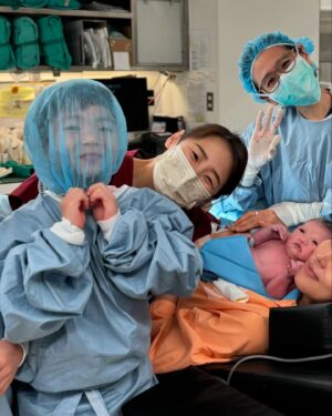 Chantel Liu Instagram - 妹妹在祝福和期待之下，平安健康的來到世上。

這次我讓兩位哥哥進來陪產，想要和兩位哥哥鄭重介紹妹妹的到來，同時也讓他們知道，他們當初是怎麼來到這個世界上。

哥哥們很乖，安安靜靜的等待著妹妹出生。
一起聽到妹妹第一聲哭聲、看媽媽幫妹妹剪臍帶。

看到妹妹的第一眼，產房瞬間氣氛截然不同，驚呼聲此起彼落，歡呼母子均安。
小李醫生笑著說：怎麼那麼像爸爸。
弟弟說：媽媽為什麼妹妹有血？
攝影師妹妹驚呼：南無大悲觀世音菩薩。
哥哥搓著手有點不知所措。
爸爸最後再進來大合照，套一句小李醫生的金句——坐享其成😆

被醫生拉出來後，妹妹全身濕漉漉，皺眉眨眼，一臉不知道發生什麼事情的萌樣。
產房很熱鬧，都是我愛的家人，和讓我安心的護理人員。

「Hello,妳好，小外星人！我的寶貝，我知道妳還想賴在肚子裡，但是我們都等不及見到妳了。」

#很喜歡最後一張搞怪照 
#最棒的生命教育

@crystal_fang_liu @leechiaheng