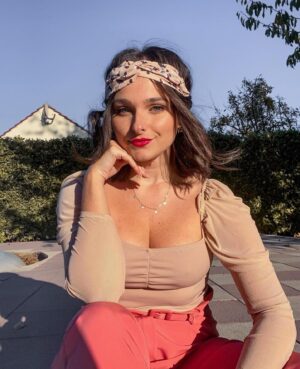 Charlène Bey Instagram - la carré … 👀 j’y pense… fort même 👀 go ou pas ??

(bon par contre… cette fois ci on évite les mauvaises surprises CF dernière photo où j’avais demandé un carré aux épaules & j’ai terminé en Dora)