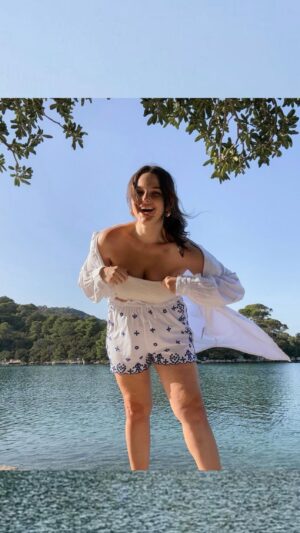 Charlène Bey Instagram - Je m’appelle Charlène, j’ai 31 ans, je ne veux pas d’enfants. 

je suis en couple depuis 17 ans avec mon premier amour et meilleur ami pour la vie 

à 21 ans je crée une chaîne YouTube sans imaginer que ça deviendra plus qu’un passe temps au fil du temps 

j’ai 2 chats que j’aime par dessus tout et qui m’apportent plus que la plupart des humains.

ils nous ont d’ailleurs rendus tous les 2 végétariens.

90% de mon bonheur se trouve dans les moments passés avec mes proches, grande émotive, j’en pleure rien que d’y penser 

les 10 autres % se trouvent dans les rencontres, les voyages et l’évasion (écriture, films, séries, parcs d’attraction, festivals, escape games…) 

après 5 ans d’études dans le tourisme pour être médiatrice culturelle, on est loins de la vie que je m’étais imaginée mais je ne regrette aucun des chemins pris, malgré la montagne de jugements que j’ai pu y croiser 

il n’y a pas un moule du bonheur et aujourd’hui je ne pourrais pas être plus heureuse que dans cette drôle de vie qui me ressemble enfin à 100% 💞🫶🏻