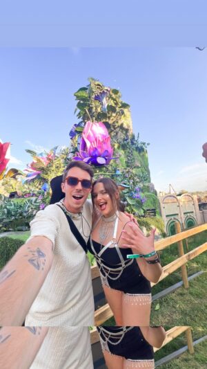 Charlène Bey Instagram - Tomorrowland 2017 vs 2024 on a presque pas changés 🥹?? 💕 toujours la même magie de vivre ça ensemble 🫶🏻🕺🏻💃🏻 (d’ailleurs on était exactement devant la même scène 💗) qui était déjà là en 2017 ? on était des babyyy 👀💃🏻🕺🏻

#tomorrowland #tomorrowland2024 #tomorrowlandbelgium