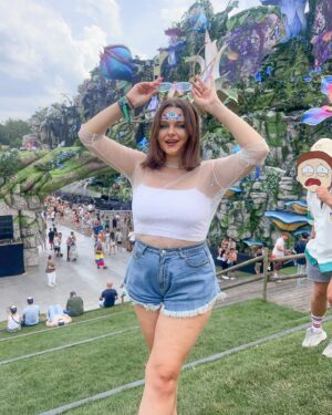 Charlène Bey Instagram - 🦋 TOMORROWLAND DAY 2 🦋 swipe for a cute photobomb 😭😂💕 quelqu’un sait d’où sort ce personnage ? Il a l’air un peu upset 👀

Alors VERDICT ? On pense quoi de la tenue 2 ? J’ai finalement pas mis le joli short 🙈 j’avais peur de ne pas être à l’aise dedans il me serrait un peu 👀 & c’est moins joli, mais le principal… ça reste quand même le confort 🫶🏻? 

#tomorrowland #tomorrowland2024 #festivaloutfit #festivallook #ravegirls #tomorrowlandmainstage #tomorrowland_womens