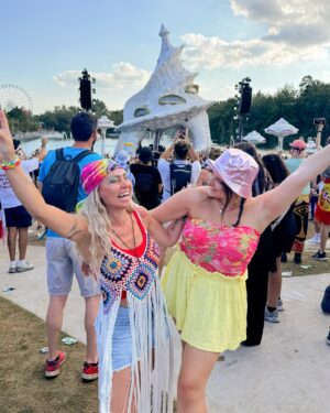 Charlène Bey Instagram - ✨TOMORROWLAND W2 RECAP 🥺✨
1. Ma voisine de tente @lorylyn79 ce soleil ambulant & son beau sourire 🫶🏻
2. mon amoureux emoji moustache & acolyte de la vie 💗
3. Réunion improbable entre godiches @justinaccessible @babyatoutprix 🍹👯‍♀️☀️ 
4. Premier réveil à Dreamville 😬🚽 🧻 ⛺️ 
5. ✨ Camping but make it glam ✨ 💅🏻
6. la colloc de l’emplacement 🚿 douche froide 🚿 du Friendship Garden ⛺️ 
7. la nourriture ici : ma passion sur terre 🤤🤤
8. Cette MainStage qui m’a procuré de sacrés frissons 🥹
9. La Swedish, élu meilleur set de cette édition 🫶🏻
10. Les larmes quand la fleur se referme, au même titre que cette folle aventure qu’on vit depuis 10 jours maintenant 🥺🫶🏻💕 merci pour les souvenirs magiques Tomorrowland 

J’espère que vous avez un p’tit peu rêvé avec moi à travers mes partages sur ces 2 semaines (enfin 3 avec l’Ultra !!) et que tout ce contenu de fête vous a plu 🫶🏻 live today, love tomorrow unite forever 🦋 

#tomorrowland #tomorrowland2024 #dreamville #dreamville2024