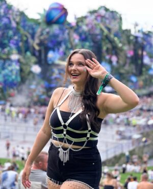 Charlène Bey Instagram - TOMORROWLAND I’M BAAACK 😭💃🏻 mes looks ✨au fil des années✨ de 2024 à 2017 🫶🏻 qu’elle était votre tenue préférée ???? Plus le temps passe et plus on ajoute des ✨PAILLETTES✨ 🤩💃🏻💕

(Et oui !!! Cet outfit ne vous dit rien 😌 je l’ai trouvée en dernière minute à Split dans un magasin de tenues de festival… et j’ai craqué sur ce p’tit harnais oupsi 🙈😬💕) c’est validé ???

#tomorrowland #tomorrowland2024 #tomorrowlandoutfit #festivaloutfit #festivallook #raveoutfit #ravegirls