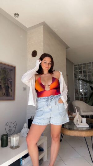 Charlène Bey Instagram - Il y a quelques années, je ne me sentais pas trop représentée sur les réseaux sociaux, et je ne me sentais pas toujours à ma place dans ce milieu avec ce corps. Les regards insistants, les remarques grossophobes (encore aujourd’hui) (et souvent non intentionnelles en plus), m’ont poussée à devenir ma propre représentation. J’ai arrêté de comparer l’incomparable et tout a changé pour moi. Je n’envie plus le corps de personne, et je ne considère pas le mien comme étant en « transition » ou « pas à son maximum ». Il est simplement comme il est au moment où il l’est ! Je lui demande juste de me faire vivre et apprécier ma si courte vie. Il y a des périodes où j’adore faire du sport, d’autres où j’adore bien manger, mais tout cela sans avoir d’objectif physique. J’adore mon corps en taille 38 et je l’aime aussi en taille 42 ! Tout simplement parce que c’est « moi » quoi qu’il arrive. Contribuer à ce déclic chez beaucoup de femmes aujourd’hui est ma plus belle réussite ! C’est une façon tellement simple pour moi de faire du bien, et … qu’est ce que j’aime faire du bien 🫶🏻 Je ne me considère même pas comme étant « body positive » ou dans un quelconque mouvement ! Je suis simplement une femme taille 42 qui est contente de pouvoir rassurer quelques femmes sur le fait qu’elles peuvent exister telles qu’elles sont sans culpabiliser de ne pas ressembler à cette norme que tout le monde a en tête, car finalement, elles ne sont pas seules avec ce corps peu représenté. ✨La société a quand même rendu compliquée la chose la plus simple du monde : vivre à bord de son propre corps tel qu’il est✨