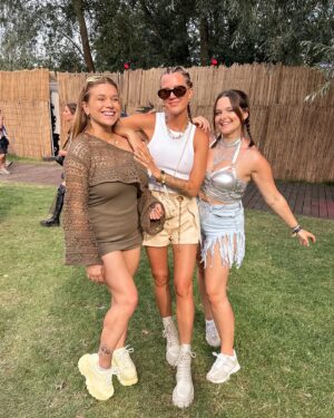 Charlène Bey Instagram - ✨TOMORROWLAND W2 RECAP 🥺✨
1. Ma voisine de tente @lorylyn79 ce soleil ambulant & son beau sourire 🫶🏻
2. mon amoureux emoji moustache & acolyte de la vie 💗
3. Réunion improbable entre godiches @justinaccessible @babyatoutprix 🍹👯‍♀️☀️ 
4. Premier réveil à Dreamville 😬🚽 🧻 ⛺️ 
5. ✨ Camping but make it glam ✨ 💅🏻
6. la colloc de l’emplacement 🚿 douche froide 🚿 du Friendship Garden ⛺️ 
7. la nourriture ici : ma passion sur terre 🤤🤤
8. Cette MainStage qui m’a procuré de sacrés frissons 🥹
9. La Swedish, élu meilleur set de cette édition 🫶🏻
10. Les larmes quand la fleur se referme, au même titre que cette folle aventure qu’on vit depuis 10 jours maintenant 🥺🫶🏻💕 merci pour les souvenirs magiques Tomorrowland 

J’espère que vous avez un p’tit peu rêvé avec moi à travers mes partages sur ces 2 semaines (enfin 3 avec l’Ultra !!) et que tout ce contenu de fête vous a plu 🫶🏻 live today, love tomorrow unite forever 🦋 

#tomorrowland #tomorrowland2024 #dreamville #dreamville2024