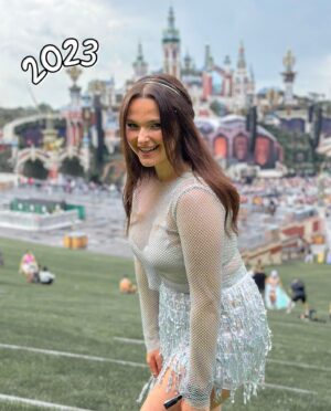 Charlène Bey Instagram - TOMORROWLAND I’M BAAACK 😭💃🏻 mes looks ✨au fil des années✨ de 2024 à 2017 🫶🏻 qu’elle était votre tenue préférée ???? Plus le temps passe et plus on ajoute des ✨PAILLETTES✨ 🤩💃🏻💕

(Et oui !!! Cet outfit ne vous dit rien 😌 je l’ai trouvée en dernière minute à Split dans un magasin de tenues de festival… et j’ai craqué sur ce p’tit harnais oupsi 🙈😬💕) c’est validé ???

#tomorrowland #tomorrowland2024 #tomorrowlandoutfit #festivaloutfit #festivallook #raveoutfit #ravegirls