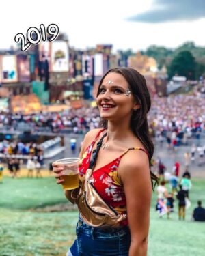 Charlène Bey Instagram - TOMORROWLAND I’M BAAACK 😭💃🏻 mes looks ✨au fil des années✨ de 2024 à 2017 🫶🏻 qu’elle était votre tenue préférée ???? Plus le temps passe et plus on ajoute des ✨PAILLETTES✨ 🤩💃🏻💕

(Et oui !!! Cet outfit ne vous dit rien 😌 je l’ai trouvée en dernière minute à Split dans un magasin de tenues de festival… et j’ai craqué sur ce p’tit harnais oupsi 🙈😬💕) c’est validé ???

#tomorrowland #tomorrowland2024 #tomorrowlandoutfit #festivaloutfit #festivallook #raveoutfit #ravegirls