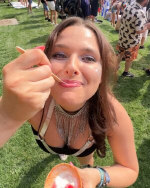 Charlène Bey Instagram - ✨LA PHOTO INSTA✨ … & LES AUTRES 😬💕 ce petit DUMP pour clôturer ce WEEK END 1 à Tomorrowland 🥹💔 cette année magique qui a ENFIN réunie mes deux loustiques 🫶🏻 j’ai fait mes 3 premières années avec Théo & les 2 d’après avec ✨Liam✨ (si avez la réf) je rêvais de vivre ça avec les 2 & c’est enfin chose faite ! Avec mon amoureux on y retourne JEUDI pour le 2ème weekend, cette fois ci sans Théo et surtout… AU CAMPIIING 💕⛺️💃🏻 hâte de vous faire découvrir cet aspect qui risque d’être bien plus cocasse, surtout… s’il pleut 😭😂😂

#tomorrowland2024 #tml2024 #tomorrowland #tomorrowlandbelgium #festivallife