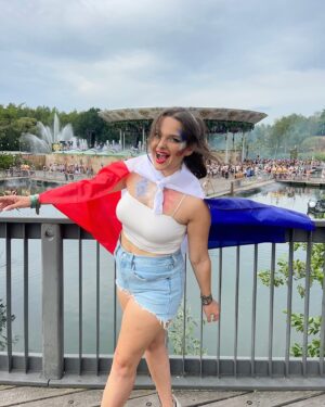 Charlène Bey Instagram - 🇫🇷 Joyeux 14 juillet les Frenchies 🇫🇷🥳✨ vu le thème ✨Tomorrowland Outfits✨ de la semaine sur mon insta, ces photos que je n’ai jamais postées tombent à pic !! 
(à tout moment je redébarque comme ça 👀) (non on a déjà trop de tenues, on se raisonne chacha !!!)