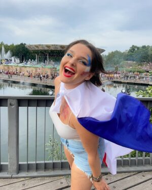 Charlène Bey Instagram - 🇫🇷 Joyeux 14 juillet les Frenchies 🇫🇷🥳✨ vu le thème ✨Tomorrowland Outfits✨ de la semaine sur mon insta, ces photos que je n’ai jamais postées tombent à pic !! 
(à tout moment je redébarque comme ça 👀) (non on a déjà trop de tenues, on se raisonne chacha !!!)
