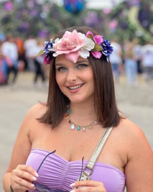 Charlène Bey Instagram - ✨TOMORROWLAND DAY 2✨ j’ai ramené la couronne de fleurs 🌸🌷🌹 💐  un look 2 très fanfreluche 💃🏻 on valide ?? (Pour être honnête je l’ai pas gardé longtemps 🥺 je l’ai enlevé au moment où j’ai entendu un mec dire « c’est moche sa couronne de fleur » ça m’a vexé 😭😭 je suis un peu susceptible au secours 

#tomorrowland #tomorrowland2024 #festivaloutfit #festivallook #tml2024