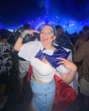 Charlène Bey Instagram - 🇫🇷 Joyeux 14 juillet les Frenchies 🇫🇷🥳✨ vu le thème ✨Tomorrowland Outfits✨ de la semaine sur mon insta, ces photos que je n’ai jamais postées tombent à pic !! 
(à tout moment je redébarque comme ça 👀) (non on a déjà trop de tenues, on se raisonne chacha !!!)