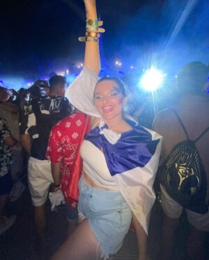 Charlène Bey Instagram - 🇫🇷 Joyeux 14 juillet les Frenchies 🇫🇷🥳✨ vu le thème ✨Tomorrowland Outfits✨ de la semaine sur mon insta, ces photos que je n’ai jamais postées tombent à pic !! 
(à tout moment je redébarque comme ça 👀) (non on a déjà trop de tenues, on se raisonne chacha !!!)