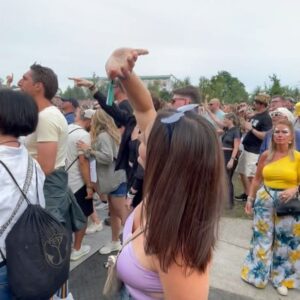 Charlène Bey Instagram - ✨TOMORROWLAND DAY 2✨ j’ai ramené la couronne de fleurs 🌸🌷🌹 💐  un look 2 très fanfreluche 💃🏻 on valide ?? (Pour être honnête je l’ai pas gardé longtemps 🥺 je l’ai enlevé au moment où j’ai entendu un mec dire « c’est moche sa couronne de fleur » ça m’a vexé 😭😭 je suis un peu susceptible au secours 

#tomorrowland #tomorrowland2024 #festivaloutfit #festivallook #tml2024
