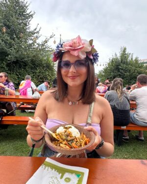 Charlène Bey Instagram - ✨TOMORROWLAND DAY 2✨ j’ai ramené la couronne de fleurs 🌸🌷🌹 💐  un look 2 très fanfreluche 💃🏻 on valide ?? (Pour être honnête je l’ai pas gardé longtemps 🥺 je l’ai enlevé au moment où j’ai entendu un mec dire « c’est moche sa couronne de fleur » ça m’a vexé 😭😭 je suis un peu susceptible au secours 

#tomorrowland #tomorrowland2024 #festivaloutfit #festivallook #tml2024