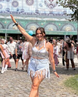 Charlène Bey Instagram - ✨ TOMORROWLAND WEEK 2 ✨ j’ai remis mon ✨HARNAIS DE STAR✨ hey il faut bien rentabiliser ce truc que je ne risque pas de porter souvent 😭😮‍💨😂
! Vous le préférez avec quel look ?? C’est pas mal tout en argenté comme ça ??? 🥰❤️

#tomorrowland #tomorrowland2024 #festivallook #festivaloutfit #ravegirls #raveoutfit #dreamville