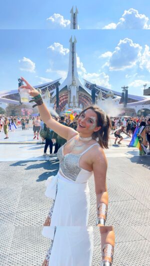 Charlène Bey Instagram - From Bree van de Kamp to taper du pied dans des festivals electro 😭💗🫶🏻💃🏻💕☀️✨ la vie que j’ai décidé de mener !!! en plus j’adoooore vous y croiser !!! t’embarquerais qui à Tomorrowland toi ??🕺🏻💃🏻🎶 ✨🤭💕 

#tomorrowland #tomorrowland2024 #edmfestival #ultraeurope #partygirl #raveoutfit #festivallook #festivaloutfit