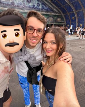 Charlène Bey Instagram - ✨LA PHOTO INSTA✨ … & LES AUTRES 😬💕 ce petit DUMP pour clôturer ce WEEK END 1 à Tomorrowland 🥹💔 cette année magique qui a ENFIN réunie mes deux loustiques 🫶🏻 j’ai fait mes 3 premières années avec Théo & les 2 d’après avec ✨Liam✨ (si avez la réf) je rêvais de vivre ça avec les 2 & c’est enfin chose faite ! Avec mon amoureux on y retourne JEUDI pour le 2ème weekend, cette fois ci sans Théo et surtout… AU CAMPIIING 💕⛺️💃🏻 hâte de vous faire découvrir cet aspect qui risque d’être bien plus cocasse, surtout… s’il pleut 😭😂😂

#tomorrowland2024 #tml2024 #tomorrowland #tomorrowlandbelgium #festivallife
