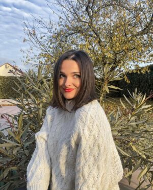 Charlène Bey Instagram - la carré … 👀 j’y pense… fort même 👀 go ou pas ??

(bon par contre… cette fois ci on évite les mauvaises surprises CF dernière photo où j’avais demandé un carré aux épaules & j’ai terminé en Dora)