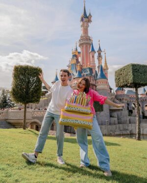 Charlène Bey Instagram - HAPPY BIRTHDAAYY DISNEYLAND PARIS 🎂🥳🎢🐭 ✨là où tout a commencé, 10 ans plus tard 🫶🏻💞 pour la petite anecdote 2014, je lance ma chaîne YouTube pendant mon plus long contrat de castmember (j’en ai eu 6 entre 2011 & 2015). En 2015 je travaillais donc à Ratatouille depuis 1 an & Théo, YouTubeur avec qui j’avais déjà un peu échangé a été placé sur mon attraction pendant son contrat d’été ! (photo 3 on était des baby 🥹!!!) Une personne avec les mêmes passions et surtout le même humour que moi ! Et … depuis, on est inséparables ! Merci Disney d’avoir été à l’origine de mon amitié la plus pure et la plus précieuse ! On a tous des histoires et des petites anecdotes à partager avec ce parc, celle ci est ma plus belle 💞 Joyeux 32 ans Disneyland Paris & merci pour cette invitation d’anniversaire 🫶🏻 je vous partage tout ça en story ce week end ✨

#disneyland #disneylandparis #disney