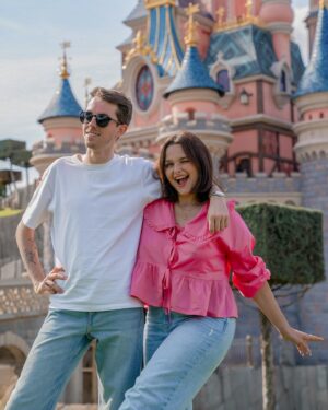 Charlène Bey Instagram - HAPPY BIRTHDAAYY DISNEYLAND PARIS 🎂🥳🎢🐭 ✨là où tout a commencé, 10 ans plus tard 🫶🏻💞 pour la petite anecdote 2014, je lance ma chaîne YouTube pendant mon plus long contrat de castmember (j’en ai eu 6 entre 2011 & 2015). En 2015 je travaillais donc à Ratatouille depuis 1 an & Théo, YouTubeur avec qui j’avais déjà un peu échangé a été placé sur mon attraction pendant son contrat d’été ! (photo 3 on était des baby 🥹!!!) Une personne avec les mêmes passions et surtout le même humour que moi ! Et … depuis, on est inséparables ! Merci Disney d’avoir été à l’origine de mon amitié la plus pure et la plus précieuse ! On a tous des histoires et des petites anecdotes à partager avec ce parc, celle ci est ma plus belle 💞 Joyeux 32 ans Disneyland Paris & merci pour cette invitation d’anniversaire 🫶🏻 je vous partage tout ça en story ce week end ✨

#disneyland #disneylandparis #disney