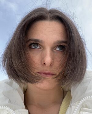 Charlène Bey Instagram - la carré … 👀 j’y pense… fort même 👀 go ou pas ??

(bon par contre… cette fois ci on évite les mauvaises surprises CF dernière photo où j’avais demandé un carré aux épaules & j’ai terminé en Dora)