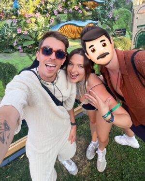 Charlène Bey Instagram - ✨LA PHOTO INSTA✨ … & LES AUTRES 😬💕 ce petit DUMP pour clôturer ce WEEK END 1 à Tomorrowland 🥹💔 cette année magique qui a ENFIN réunie mes deux loustiques 🫶🏻 j’ai fait mes 3 premières années avec Théo & les 2 d’après avec ✨Liam✨ (si avez la réf) je rêvais de vivre ça avec les 2 & c’est enfin chose faite ! Avec mon amoureux on y retourne JEUDI pour le 2ème weekend, cette fois ci sans Théo et surtout… AU CAMPIIING 💕⛺️💃🏻 hâte de vous faire découvrir cet aspect qui risque d’être bien plus cocasse, surtout… s’il pleut 😭😂😂

#tomorrowland2024 #tml2024 #tomorrowland #tomorrowlandbelgium #festivallife