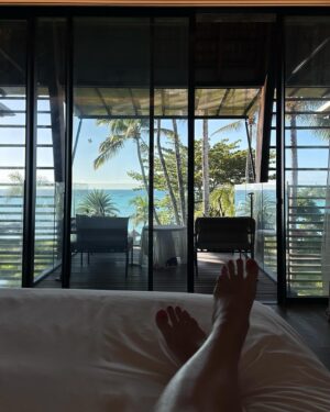 Charlène Bey Instagram - j’ai fait de la ✨ balançoire ✨ dans une piscine, j’ai mangé comme une reine & je me suis réveillée devant une vue à couper le souffle tous les matins 🌴☀️✨ le @luxgrandbaie 🫶🏻 un paradis niché au nord de l’île Maurice 💞
