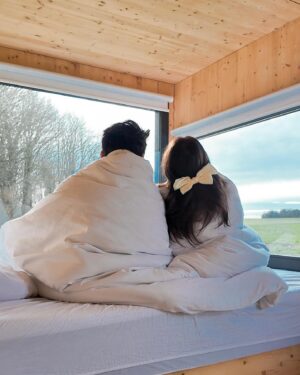 Charlène Bey Instagram - ✨TINY HOUSE✨ matin tout doux dans ma bulle de bonheur avec mon amoureux ! Vous étiez nombreux à avoir trouvé ou j’allais ! Je suis raide dingue de ce genre d’endroits qui ont la faculté de nous déconnecter de tout l’espace d’un instant pour nous reconnecter à l’essentiel, j’ai nommé : ✨nous-même✨ (& à la personne qui partage ce moment aussi hey quand même 💞👩🏻‍❤️‍💋‍👨🏻) vous avez déjà fait ?? 

Merci @parceltinyhouse pour cette invitation très très bienvenue ! #tinyhouse #parceltinyhouse #nuitinsolite #logementinsolite