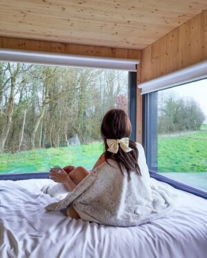 Charlène Bey Instagram - ✨TINY HOUSE✨ matin tout doux dans ma bulle de bonheur avec mon amoureux ! Vous étiez nombreux à avoir trouvé ou j’allais ! Je suis raide dingue de ce genre d’endroits qui ont la faculté de nous déconnecter de tout l’espace d’un instant pour nous reconnecter à l’essentiel, j’ai nommé : ✨nous-même✨ (& à la personne qui partage ce moment aussi hey quand même 💞👩🏻‍❤️‍💋‍👨🏻) vous avez déjà fait ?? 

Merci @parceltinyhouse pour cette invitation très très bienvenue ! #tinyhouse #parceltinyhouse #nuitinsolite #logementinsolite