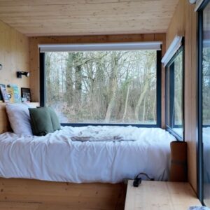 Charlène Bey Instagram - ✨TINY HOUSE✨ matin tout doux dans ma bulle de bonheur avec mon amoureux ! Vous étiez nombreux à avoir trouvé ou j’allais ! Je suis raide dingue de ce genre d’endroits qui ont la faculté de nous déconnecter de tout l’espace d’un instant pour nous reconnecter à l’essentiel, j’ai nommé : ✨nous-même✨ (& à la personne qui partage ce moment aussi hey quand même 💞👩🏻‍❤️‍💋‍👨🏻) vous avez déjà fait ?? 

Merci @parceltinyhouse pour cette invitation très très bienvenue ! #tinyhouse #parceltinyhouse #nuitinsolite #logementinsolite
