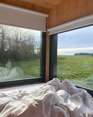 Charlène Bey Instagram - ✨TINY HOUSE✨ matin tout doux dans ma bulle de bonheur avec mon amoureux ! Vous étiez nombreux à avoir trouvé ou j’allais ! Je suis raide dingue de ce genre d’endroits qui ont la faculté de nous déconnecter de tout l’espace d’un instant pour nous reconnecter à l’essentiel, j’ai nommé : ✨nous-même✨ (& à la personne qui partage ce moment aussi hey quand même 💞👩🏻‍❤️‍💋‍👨🏻) vous avez déjà fait ?? 

Merci @parceltinyhouse pour cette invitation très très bienvenue ! #tinyhouse #parceltinyhouse #nuitinsolite #logementinsolite