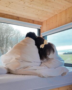 Charlène Bey Instagram - ✨TINY HOUSE✨ matin tout doux dans ma bulle de bonheur avec mon amoureux ! Vous étiez nombreux à avoir trouvé ou j’allais ! Je suis raide dingue de ce genre d’endroits qui ont la faculté de nous déconnecter de tout l’espace d’un instant pour nous reconnecter à l’essentiel, j’ai nommé : ✨nous-même✨ (& à la personne qui partage ce moment aussi hey quand même 💞👩🏻‍❤️‍💋‍👨🏻) vous avez déjà fait ?? 

Merci @parceltinyhouse pour cette invitation très très bienvenue ! #tinyhouse #parceltinyhouse #nuitinsolite #logementinsolite