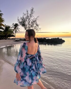Charlène Bey Instagram - j’ai fait de la ✨ balançoire ✨ dans une piscine, j’ai mangé comme une reine & je me suis réveillée devant une vue à couper le souffle tous les matins 🌴☀️✨ le @luxgrandbaie 🫶🏻 un paradis niché au nord de l’île Maurice 💞