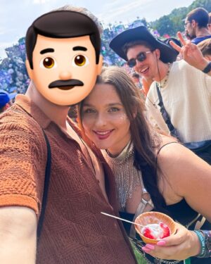 Charlène Bey Instagram - ✨LA PHOTO INSTA✨ … & LES AUTRES 😬💕 ce petit DUMP pour clôturer ce WEEK END 1 à Tomorrowland 🥹💔 cette année magique qui a ENFIN réunie mes deux loustiques 🫶🏻 j’ai fait mes 3 premières années avec Théo & les 2 d’après avec ✨Liam✨ (si avez la réf) je rêvais de vivre ça avec les 2 & c’est enfin chose faite ! Avec mon amoureux on y retourne JEUDI pour le 2ème weekend, cette fois ci sans Théo et surtout… AU CAMPIIING 💕⛺️💃🏻 hâte de vous faire découvrir cet aspect qui risque d’être bien plus cocasse, surtout… s’il pleut 😭😂😂

#tomorrowland2024 #tml2024 #tomorrowland #tomorrowlandbelgium #festivallife