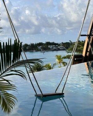 Charlène Bey Instagram - j’ai fait de la ✨ balançoire ✨ dans une piscine, j’ai mangé comme une reine & je me suis réveillée devant une vue à couper le souffle tous les matins 🌴☀️✨ le @luxgrandbaie 🫶🏻 un paradis niché au nord de l’île Maurice 💞