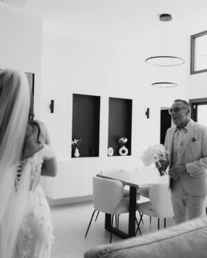 Charlène Le Mer Instagram - Ce moment…🤍🥹

Mon père m’a découverte avant tout le monde, c’était un moment important pour moi, pour nous et les photos parlent d’elles-mêmes…🫶🏻

📸 : @viewfilms.w