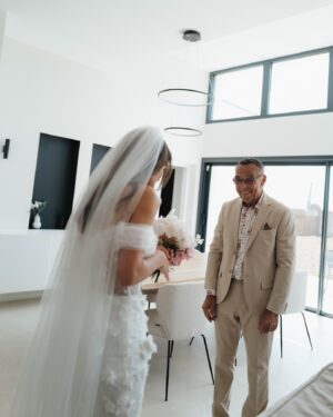 Charlène Le Mer Instagram - Ce moment…🤍🥹

Mon père m’a découverte avant tout le monde, c’était un moment important pour moi, pour nous et les photos parlent d’elles-mêmes…🫶🏻

📸 : @viewfilms.w