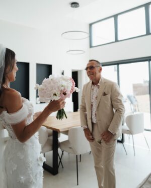 Charlène Le Mer Instagram - Ce moment…🤍🥹

Mon père m’a découverte avant tout le monde, c’était un moment important pour moi, pour nous et les photos parlent d’elles-mêmes…🫶🏻

📸 : @viewfilms.w