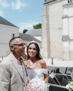 Charlène Le Mer Instagram - Ce moment…🤍🥹

Mon père m’a découverte avant tout le monde, c’était un moment important pour moi, pour nous et les photos parlent d’elles-mêmes…🫶🏻

📸 : @viewfilms.w