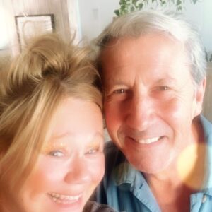 Charles Shaughnessy Instagram - Vampires NEVER age… they just use stronger filters. Fun catching up 😊💕 @lauravandervoort @carolinerhea4real #MomsGotADate