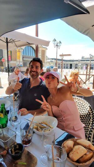 Charlotte Bobb Instagram - La légende dit que le verre est encore entrain de tomber 😭😭😭😭 alors vous aimez ce duo ? 🔥😂