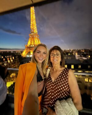 Charlotte Bobb Instagram - Je vous laisse tranquillement défiler et regarder les dernières photos comme elles sont belles 😂😂😂😂 emmener ma mère à une soirée comme celle ci j’en suis mega fière et elle m’a bien fait rire 😂❤️❤️❤️ merci @pullmantoureiffel pour l’invitation 🥹