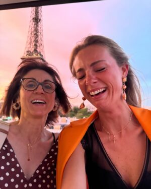 Charlotte Bobb Instagram - Je vous laisse tranquillement défiler et regarder les dernières photos comme elles sont belles 😂😂😂😂 emmener ma mère à une soirée comme celle ci j’en suis mega fière et elle m’a bien fait rire 😂❤️❤️❤️ merci @pullmantoureiffel pour l’invitation 🥹