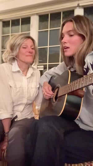 Charlotte Cardin Instagram - Bonne fête nationale de ma maman et moi ⚜️ on a enregistré hier soir cette petite vidéo d’une de nos chansons préférées, 'Sur Mon Épaule' des @lescowboysfringants