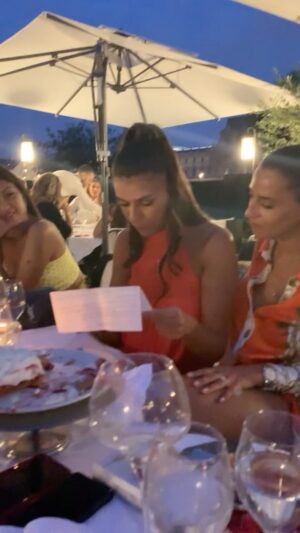 Charlotte Mint Instagram - Notre histoire est entrain d’écrire … Une année de plus ensemble et jusqu’à l’infini … 💕 Joyeux anniversaire ma soeur, mon pilier, mon repère … Tu es ma famille mon tout ! Je t’aime ma bbeyyyy 🦋 
Jess & Cha tu connais ♾️ @jessicaaidi